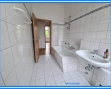 Bad mit Wanne - 2 Zimmer Etagenwohnung zur Miete in Köthen