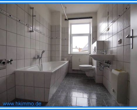 Bad mit Wanne in Wulfen - 3 Zimmer Erdgeschoßwohnung in Osternienburger Land OT Wulfen