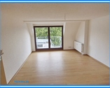 Wohnzimmer mit Balkon - 2 Zimmer Etagenwohnung in Köthen