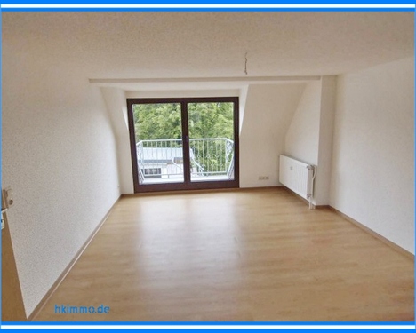 Wohnzimmer mit Balkon - 2 Zimmer Etagenwohnung in Köthen