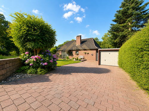 Auffahrt und Garage - 
