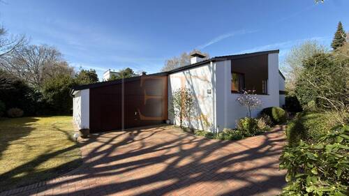 Titelbild - Charakterstarkes Architektenhaus mit Wellnessbereich und Indoor-Pool in Hamburg-Volksdorf