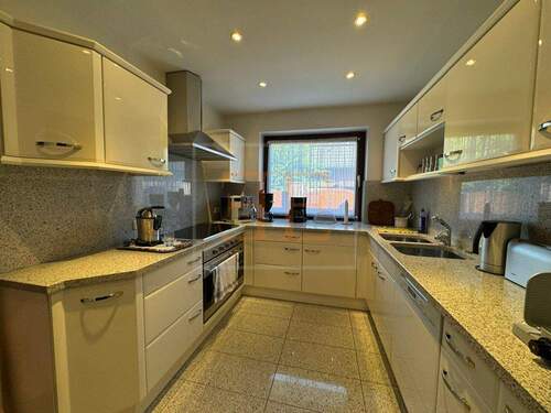 Küche mit Granit Arbeitsplatte - 6 Zimmer Einfamilienhaus zum Kaufen in Appen