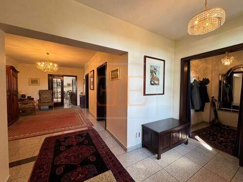 Großzügiger Eingangsbereich - 6 Zimmer Einfamilienhaus in Appen