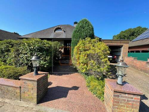 Hausansicht Straße - Einfamilienhaus mit 288,00 m&sup2; in Appen zum Kaufen