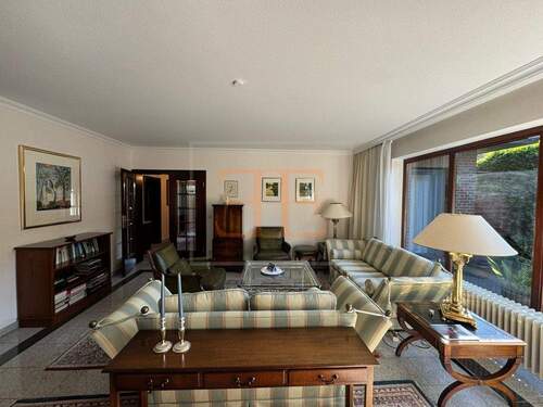 Wohnzimmer mit Bodentiefen Fensterelementen - 