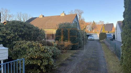 Einfahrt - Klassische Doppelhaushälfte mit Vollkeller und Garage in ruhiger Sackgassenlage von Ahrensburg
