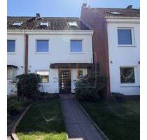 Frisch saniertes Reihenmittelhaus mit 6 Zimmern, Balkon und Einzelgarage zu vermieten - Rellingen