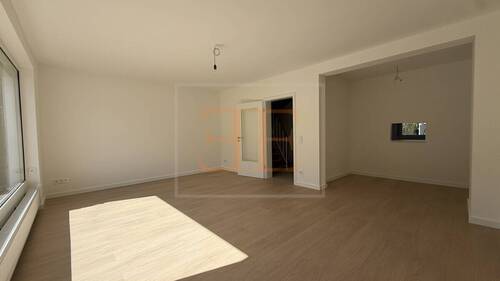 Wohnzimmer mit Essbereich und Durchreiche in die Küche - 