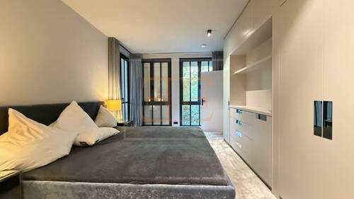 Weiteres Schlafzimmer mit maßgefertigten Einbauten - 