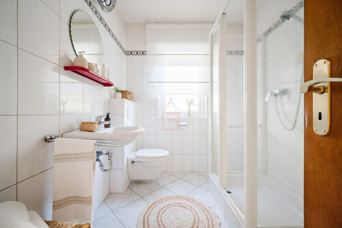 Bad mit Dusche und Badewanne - Einfamilienhaus mit 142,26 m&sup2; in Dreieich / Buchschlag zum Kaufen