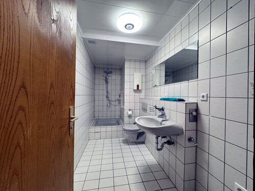 Bad mit Dusche - 