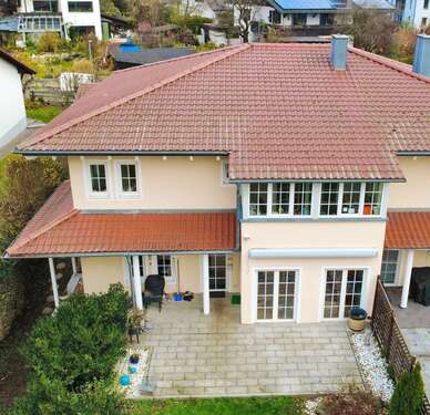 Hausansicht Garten - Familienidylle mit Einliegerwohnung – Stil, Raum und Natur perfekt kombiniert