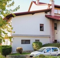 Wohnung mit Eigenschaft eines Hauses und Baugrundstück - Oplotnica