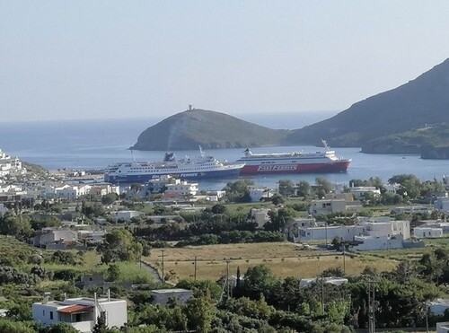 Bild 1 - Panoramablick auf den Hafen von Andros