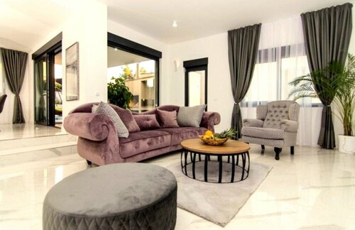 Bild 1 - Städtische Luxusvilla mit Pool und Panoramablick aufs Meer