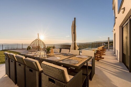 Bild 1 - Stadtvilla mit Swimmingpool und herrlichem Panoramablick aufs Meer