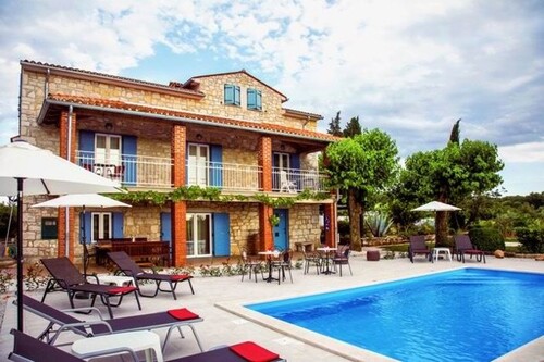 Bild 1 - Ferienhaus mit Pool und 2 ha Land in Istrien Kroatien