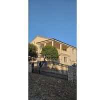 Haus mit 3 Wohnungen 2012 erbaut - Novalja