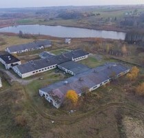 Baugrundstück mit Lagerhallen in Litauen am See - Semeliskes