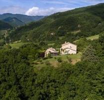 Sonniges Haus zu verkaufen - 550.000,00&nbsp;EUR Kaufpreis, ca.&nbsp; 350,00&nbsp;m&sup2;&nbsp;Wohnfl&auml;che in Borgo Pace (PLZ: 61040)