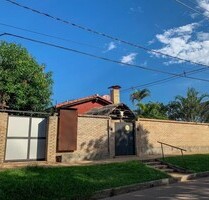 Zentral gelegenes Eckhaus in Paraguay - Aregua