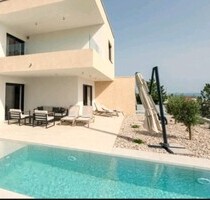 Haus mit zwei Ferienwohnungen - 1.630.000,00 EUR Kaufpreis, ca.  364,00 m² Wohnfläche in Kostrena (PLZ: 21460)