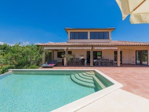 Bild 1 - Ferienhaus mit viel Grün und Pool