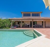 Ferienhaus mit viel Grün und Pool - Linjan