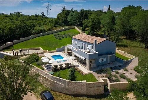 Bild 1 - Wunderschöne Villa mit großer Grünanlage