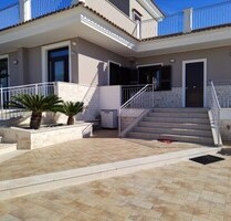 EIN-MEHR-FAMILIENVILLA MIT GROSSEM AUSSENBEREICH - Trani