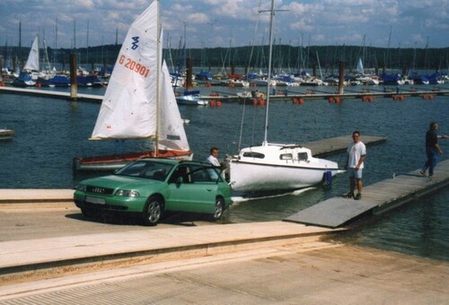 Bild 1 - Haus mit Segelboot Trailer und Mercedes