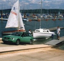 Haus mit Segelboot Trailer und Mercedes - Hadzhi Dimitar
