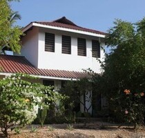 Lodge mit Restaurant und Ladengeschäften am Ozean - Diani