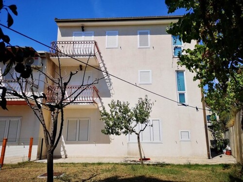 Bild 2 - 7 Zimmer Einfamilienhaus zum Kaufen in Strozanac Podstrana