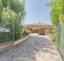 Gepflegte Villa - 600.000,00 EUR Kaufpreis, ca.  220,00 m² Wohnfläche in Pesaro (Tavullia) (PLZ: 61010)