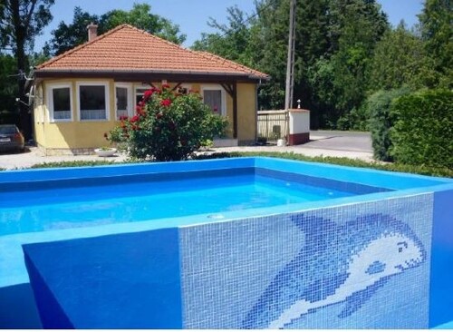 Bild 1 - Große Ferienanlage und Campingplatz am See