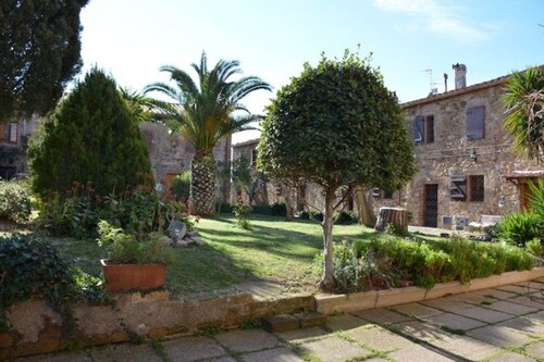 Bild 1 - Teil eines ehemaligen Schlosses aus dem 9. Jahrhundert