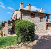 Bauernhaus in malerischer Lage - 690.000,00&nbsp;EUR Kaufpreis, ca.&nbsp; 300,00&nbsp;m&sup2;&nbsp;Wohnfl&auml;che in Todi (PLZ: 06059)