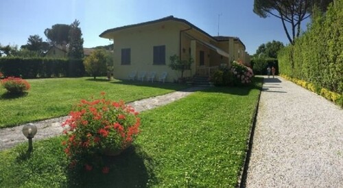 Bild 2 - 6 Zimmer Einfamilienhaus zum Kaufen in Forte Dei Marmi