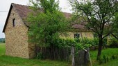 Bild 1 - Ein altes Haus mit einem großen Hof