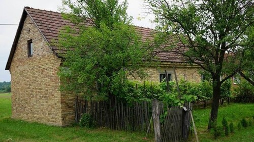 Bild 1 - Ein altes Haus mit einem großen Hof