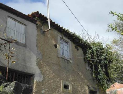 Bild 1 - Traditionelles Sicht- Natursteinhaus in erhöhter Lage