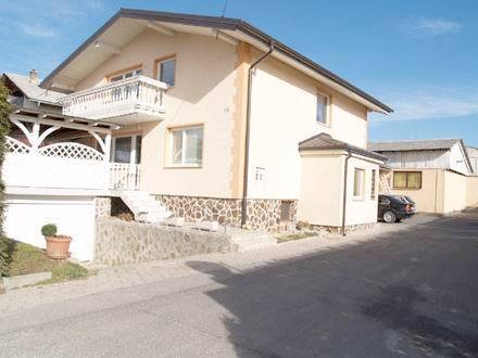 Bild 1 - Zweifamillienhaus mit Sportobjekten