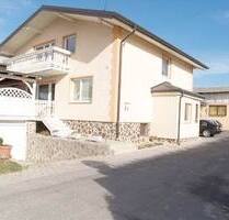 Zweifamillienhaus mit Sportobjekten - Race