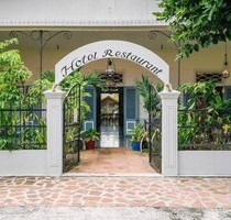 Hotel mit Swimmingpool und Restaurant - Banda Neira