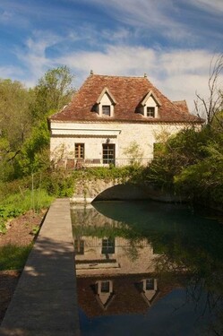 Bild 1 - Zwei Wassermühlen und andere Gebäude im Lot-Tal
