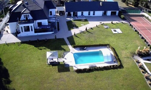 Bild 1 - LUXUS-Villa 500m2 Pool Tennis 8000 m2 nahe Budapest