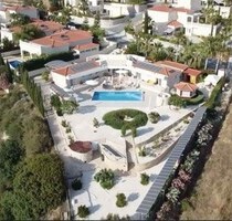 Bungalow V-Form Meerblick - 1.000.000,00&nbsp;EUR Kaufpreis, ca.&nbsp; 200,00&nbsp;m&sup2;&nbsp;Wohnfl&auml;che in Peyia (PLZ: 8560)