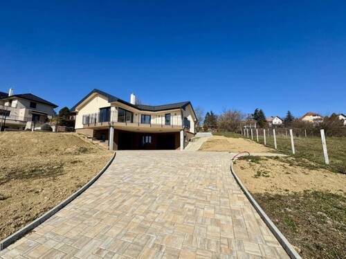 Bild 1 - in Ungarn am Plattensee ein Luxushaus mit 1678 Grund